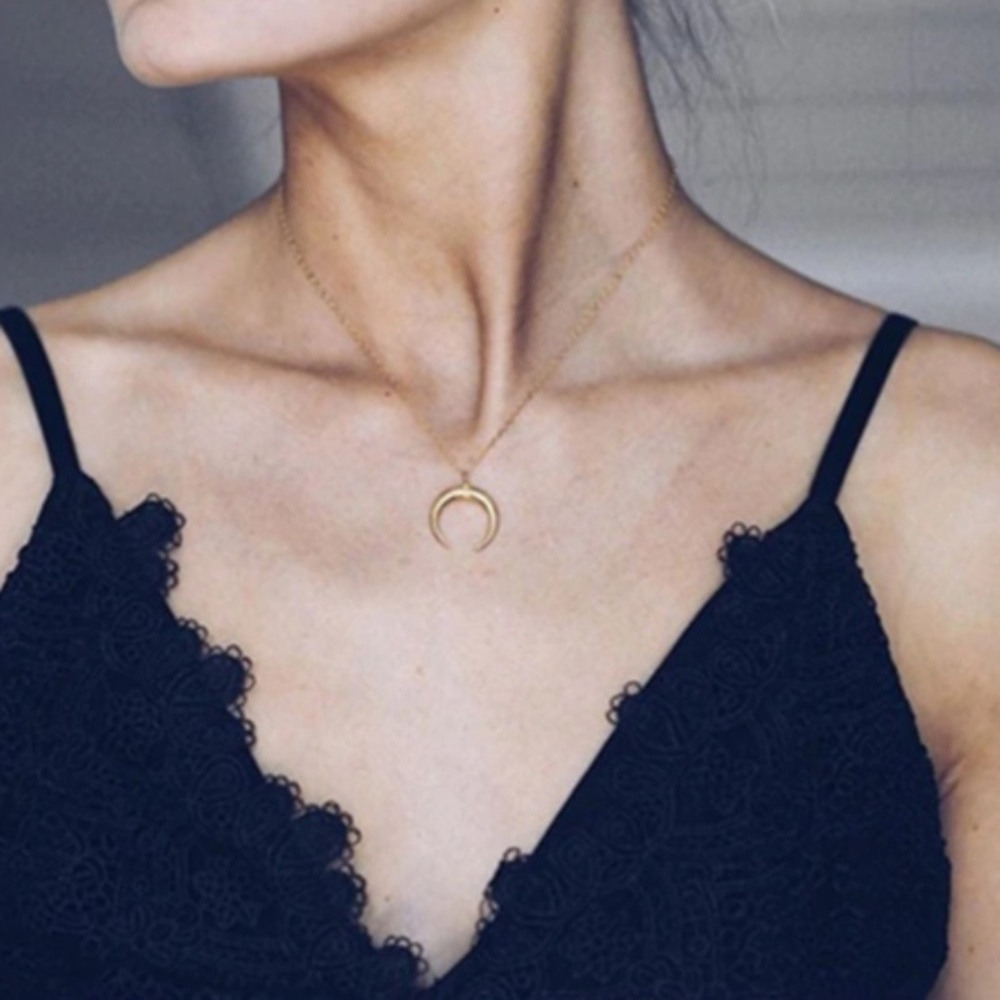 ❤️ 3/$30 Crescent Horn Moon Necklace - Picture 4 of 5